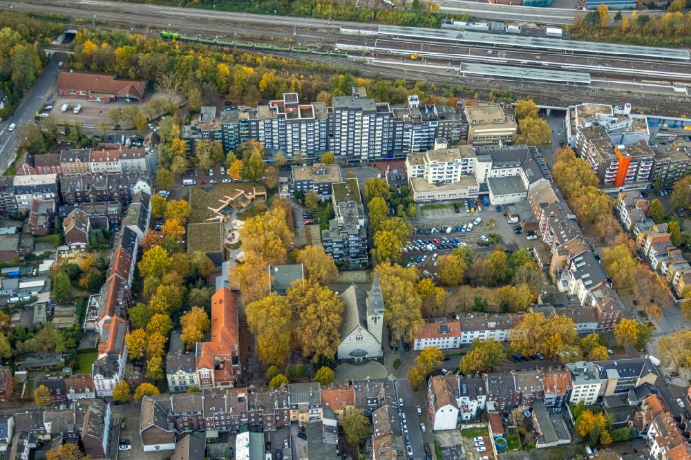Gelsenkirchen from above - Autumnal discolored vegetation view church building Auferstehungskirche in the district Neustadt in Gelsenkirchen at Ruhrgebiet in the state North Rhine-Westphalia, Germany