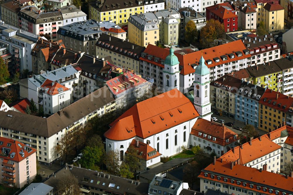 München from the bird's eye view: Autumnal discolored vegetation view church building of the church St. Franziskus - church and Hans-Mielich-Strasse in the district Untergiesing-Harlaching in Munich in the state Bavaria, Germany