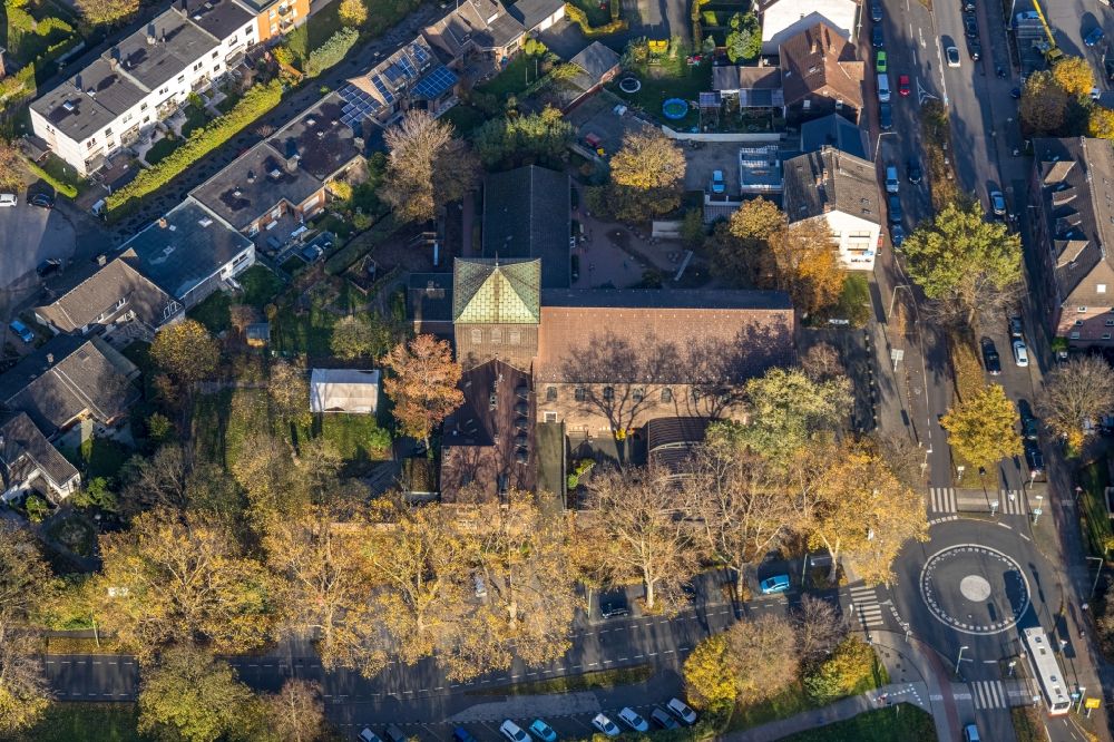 Aerial photograph Duisburg - Autumnal discolored vegetation view church building Katholische Kirche St. Barbara on Fahrner Strasse in the district Roettgersbach in Duisburg in the state North Rhine-Westphalia, Germany