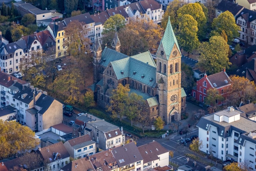 Aerial image Mülheim an der Ruhr - Autumnal discolored vegetation view church building of Kirche Herz Jesu on Ulmenallee in Muelheim on the Ruhr in the state North Rhine-Westphalia, Germany