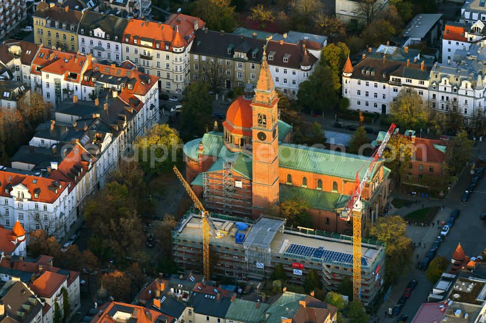 Aerial photograph München - Autumnal discolored vegetation view residential home conversion Pater-Rupert-Mayer-Heim on the church building of the Catholic Church of St. Ursula - Schwabinger Dom on Kaiserplatz in the district of Schwabing-West in Munich in the state Bavaria, Germany