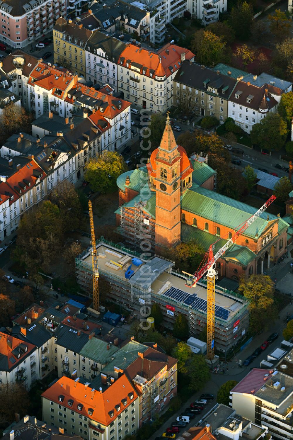 Aerial image München - Autumnal discolored vegetation view residential home conversion Pater-Rupert-Mayer-Heim on the church building of the Catholic Church of St. Ursula - Schwabinger Dom on Kaiserplatz in the district of Schwabing-West in Munich in the state Bavaria, Germany