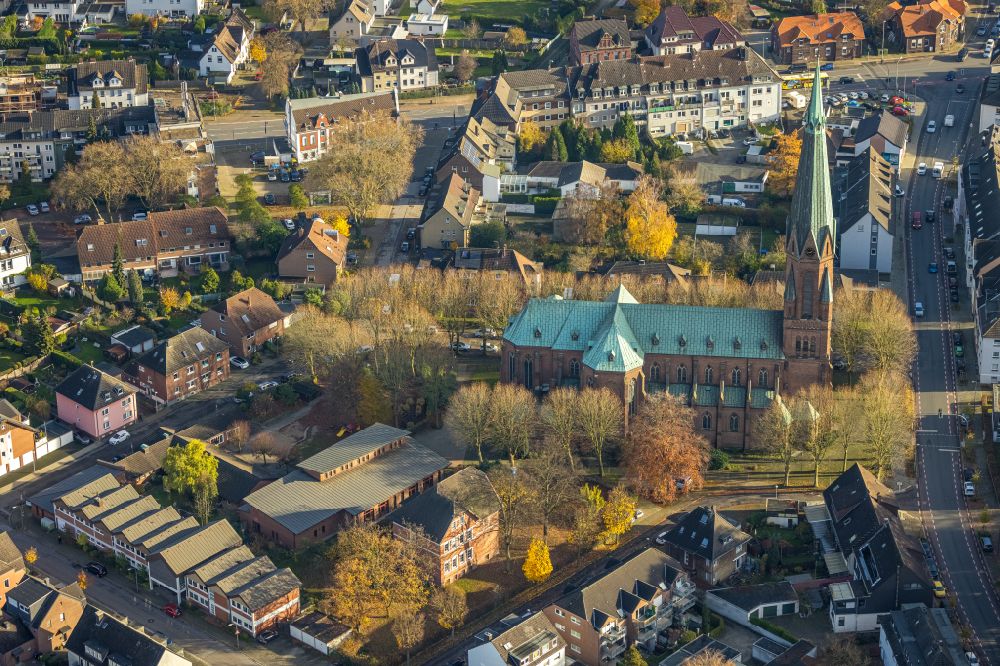 Bottrop from the bird's eye view: Autumnal discolored vegetation view church building Liebfrauenkirche on street Nordring in the district Eigen in Bottrop at Ruhrgebiet in the state North Rhine-Westphalia, Germany