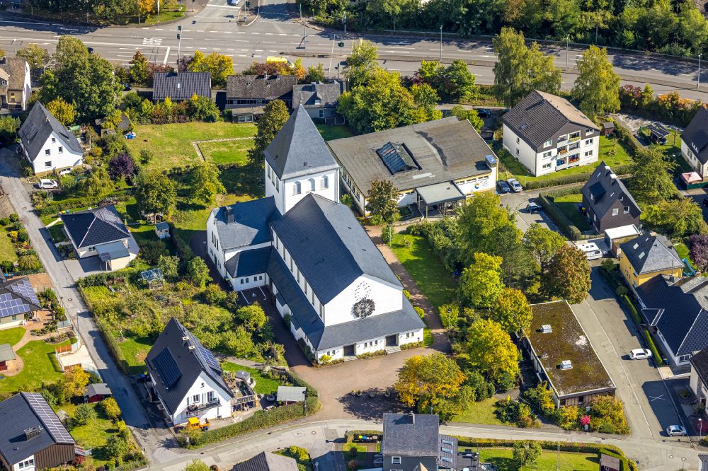 Meschede from the bird's eye view: Autumnal discolored vegetation view church building Mariae Himmelfahrt on street Weingasse in Meschede at Sauerland in the state North Rhine-Westphalia, Germany