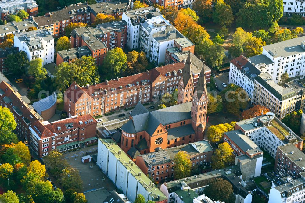 Aerial image Hamburg - Autumnal discolored vegetation view church building of the cathedral of St. Marien-Dom on street Am Mariendom in the district Sankt Georg in Hamburg, Germany