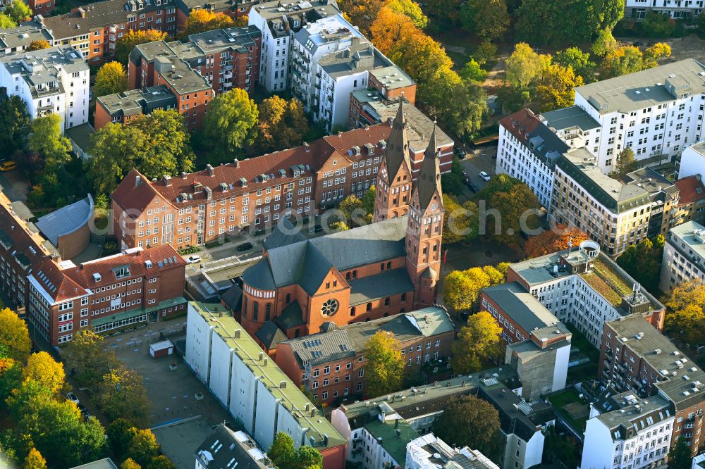 Aerial photograph Hamburg - Autumnal discolored vegetation view church building of the cathedral of St. Marien-Dom on street Am Mariendom in the district Sankt Georg in Hamburg, Germany