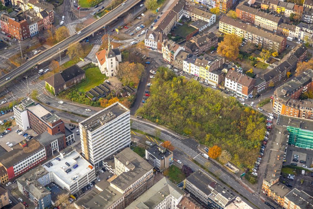 Aerial image Duisburg - Autumnal discolored vegetation view church building Marienkirche and small urban forest on street Josef-Kiefer-Strasse in the district Altstadt in Duisburg at Ruhrgebiet in the state North Rhine-Westphalia, Germany