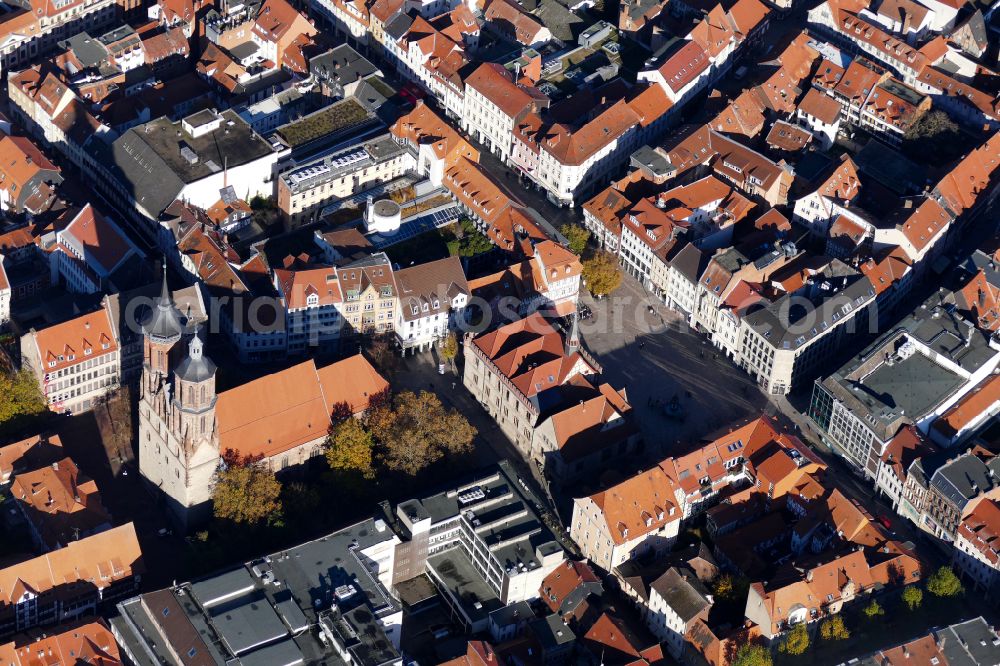 Aerial photograph Göttingen - Autumnal discolored vegetation view church building Rats- and Marktkirche St. Johannis in Goettingen in the state Lower Saxony, Germany