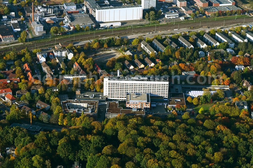 Aerial image Hamburg - Autumnal discolored vegetation view hospital grounds of the Clinic Asklepios Wandsbek in the district Marienthal in Hamburg, Germany