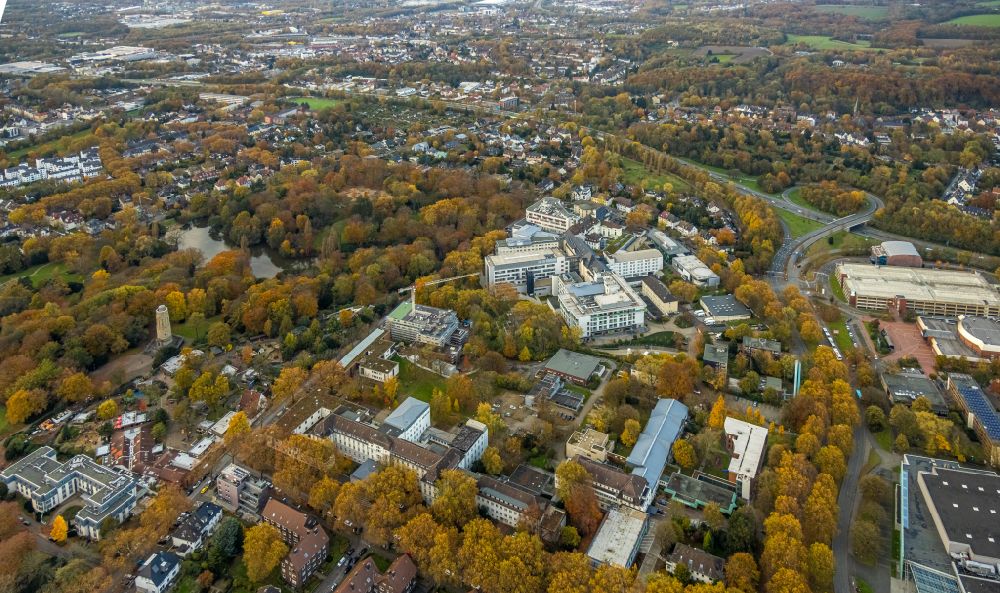 Aerial image Bochum - Autumnal discolored vegetation view hospital grounds of the Clinic St. Josef-Hospital on street Gudrunstrasse in the district Innenstadt in Bochum at Ruhrgebiet in the state North Rhine-Westphalia, Germany