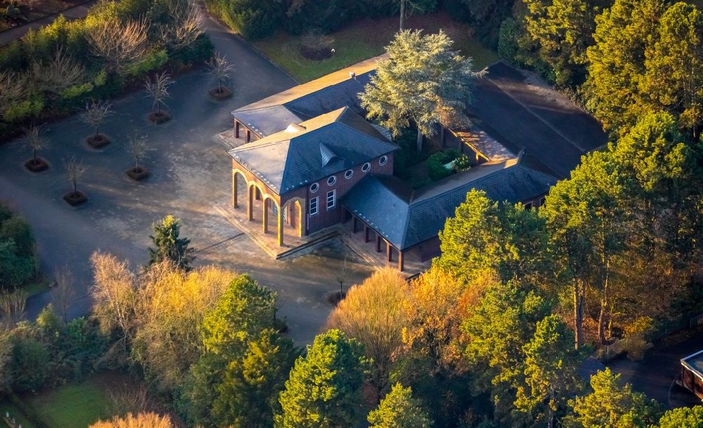 Aerial photograph Gladbeck - Autumnal discolored vegetation view crematory and funeral hall for burial in the grounds of the cemetery Rentfort in Gladbeck in the state North Rhine-Westphalia, Germany