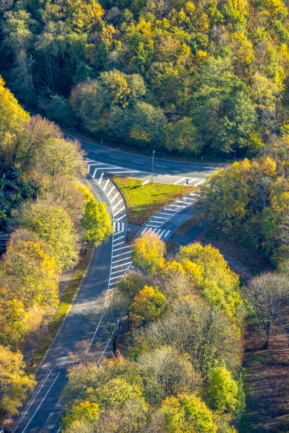 Aerial photograph Bochum - Autumnal discolored vegetation view road over the crossroads Opelring - Auf of Heide in the district Altenbochum in Bochum at Ruhrgebiet in the state North Rhine-Westphalia, Germany