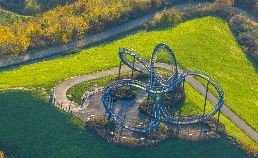Duisburg from the bird's eye view: Autumnal discolored vegetation view outdoor art- installation Tiger & Turtle in Duisburg in the state North Rhine-Westphalia