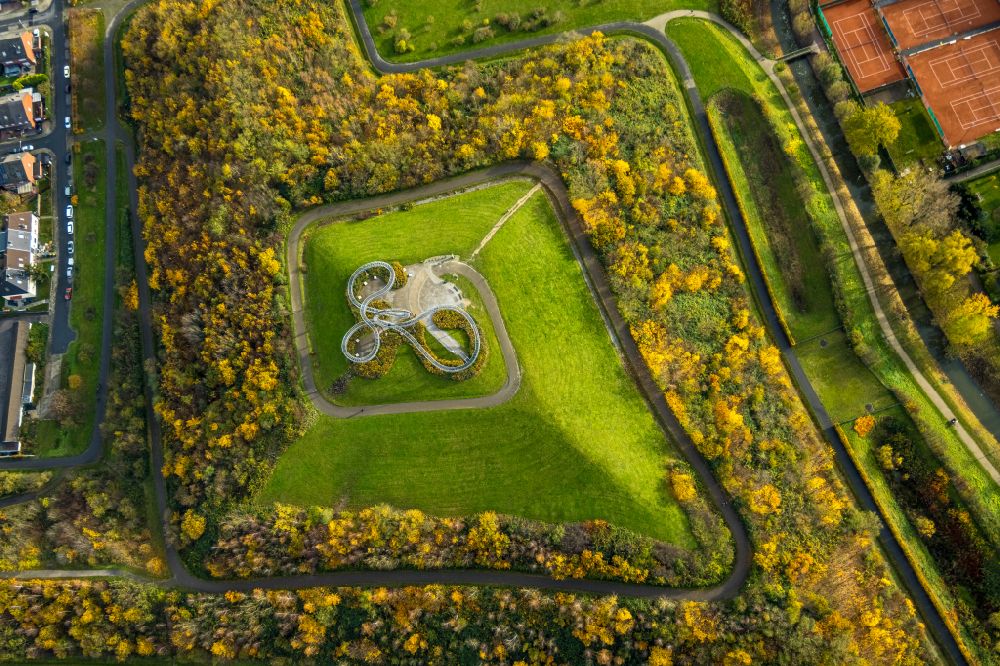Aerial image Duisburg - Autumnal discolored vegetation view outdoor art- installation Tiger & Turtle on street Ehinger Strasse in the district Wanheim - Angerhausen in Duisburg in the state North Rhine-Westphalia, Germany