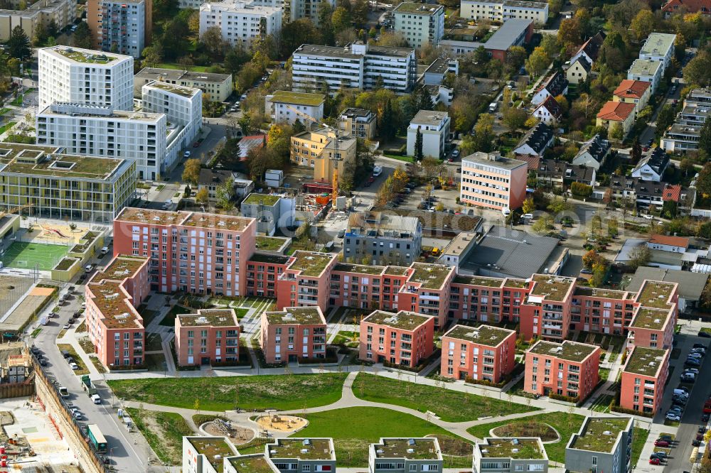 Aerial photograph München - Autumnal discolored vegetation view multi-family residential complex on Peter-Anders-Strasse in the district Pasing-Obermenzing in Munich in the state Bavaria, Germany