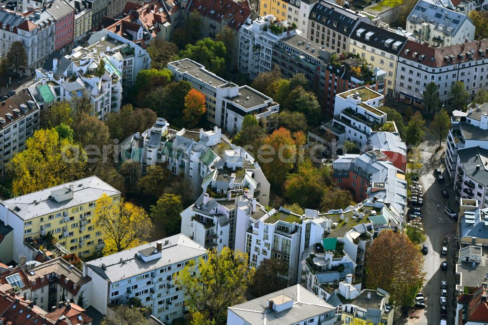 München from above - Autumnal discolored vegetation view residential area of a??a??an apartment building on Zittelstrasse - Fallmerayerstrasse in the district Schwabing-West in Munich in the state Bavaria, Germany