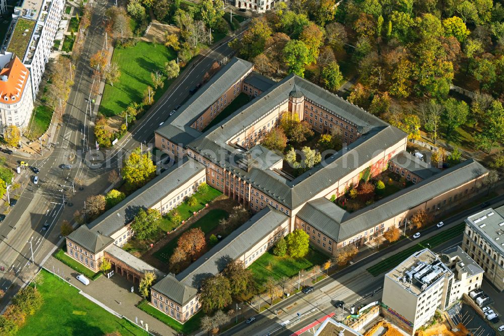 Aerial photograph Leipzig - Autumnal discolored vegetation view museum building ensemble GRASSI Museum fuer Voelkerkande, Musikinstrumente and Angewondte Kunst on Johonnisplatz in Leipzig in the state Saxony, Germany
