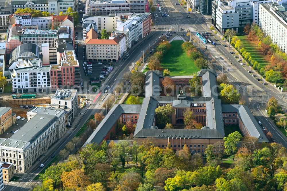 Leipzig from the bird's eye view: Autumnal discolored vegetation view museum building ensemble GRASSI Museum fuer Voelkerkande, Musikinstrumente and Angewondte Kunst on Johonnisplatz in Leipzig in the state Saxony, Germany