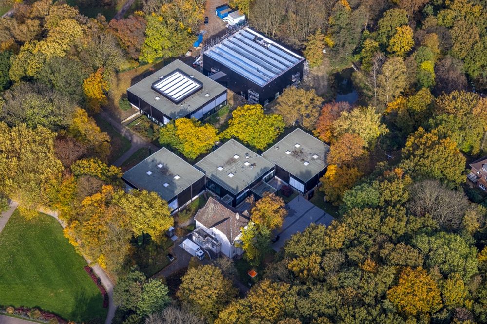 Aerial photograph Bottrop - Autumnal discolored vegetation view museum- Building Josef Albers Museum Quadrat in Bottrop at Ruhrgebiet in the state North Rhine-Westphalia, Germany