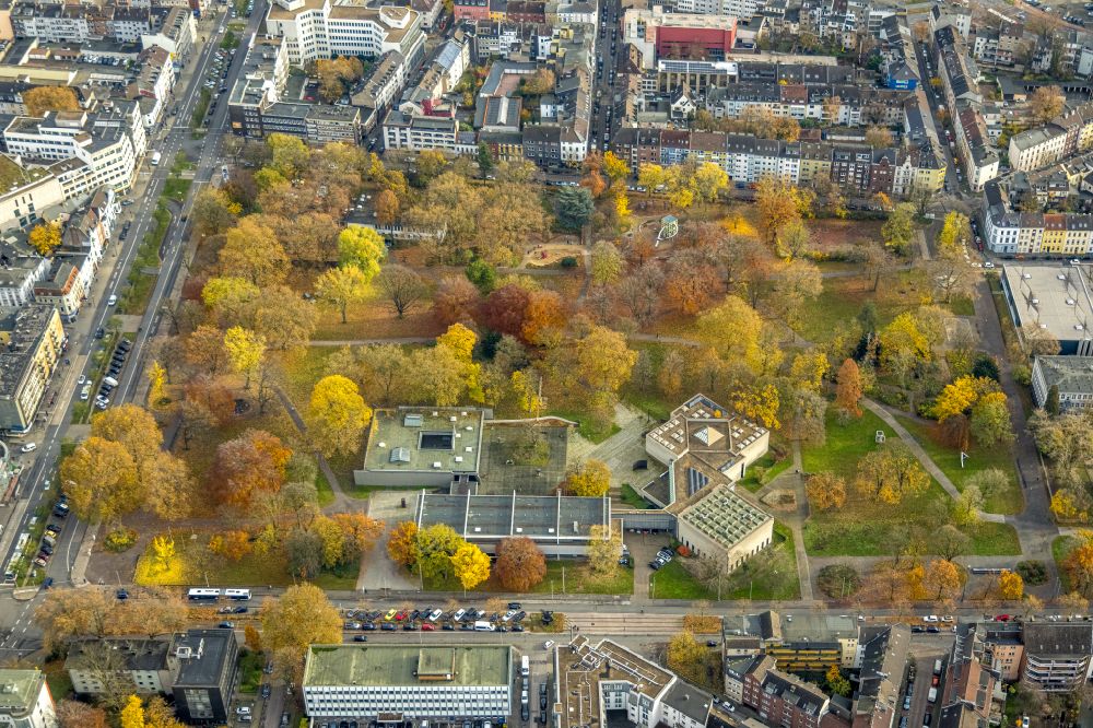 Aerial photograph Duisburg - Autumnal discolored vegetation view museum building ensemble Lehmbruck Museum on the Immanuel-Kant-Park in the district Dellviertel in Duisburg in the state of North Rhine-Westphalia, Germany