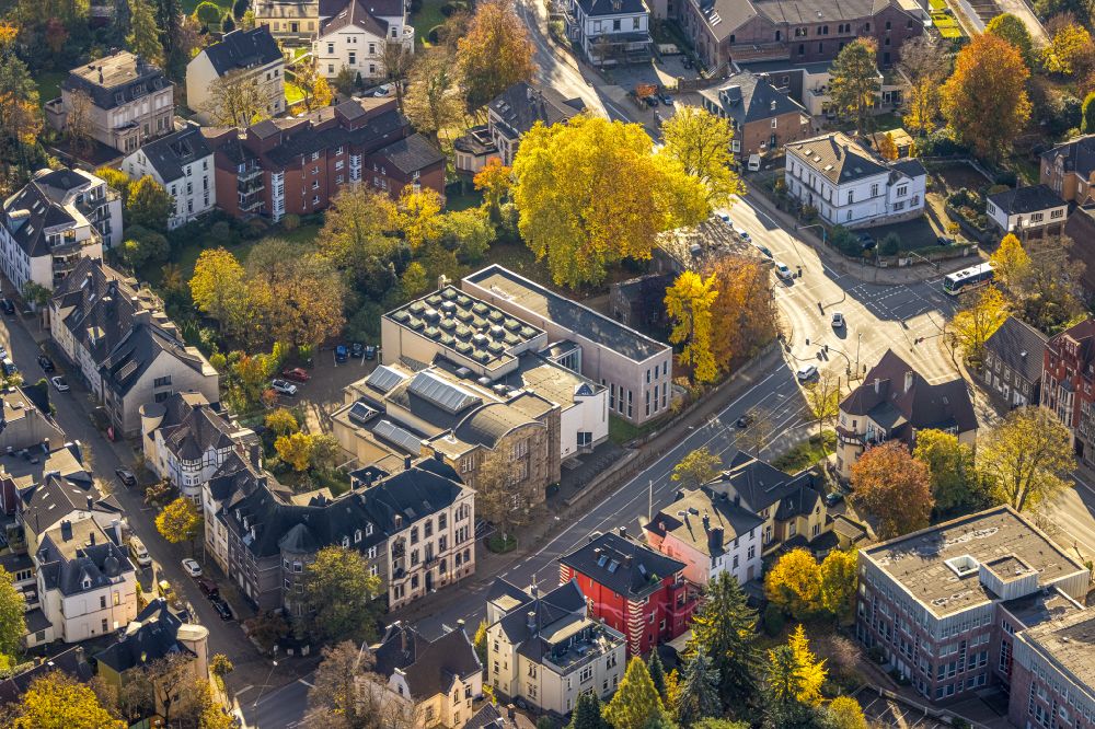 Aerial photograph Witten - Autumnal discolored vegetation view museum building ensemble Maerkisches Museum at the Husemann street in Witten in North Rhine-Westphalia