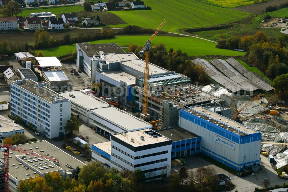 Aerial photograph Pfaffenhofen an der Ilm - Autumnal discolored vegetation view New building - construction site production hall and laboratory building on the factory premises of the pharmaceutical company Daiichi Sankyo in Pfaffenhofen an der Ilm in the state Bavaria, Germany