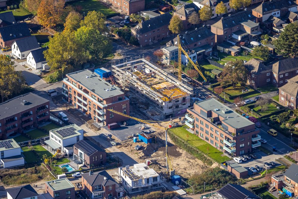 Aerial photograph Kamp-Lintfort - Autumnal discolored vegetation view construction site to build a new multi-family residential complex Am Wandelweg on street Konradstrasse in the district Niersenbruch in Kamp-Lintfort at Ruhrgebiet in the state North Rhine-Westphalia, Germany