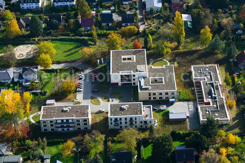 Berlin from the bird's eye view: Autumnal discolored vegetation view build retirement home on Wernergraben corner Sudermannstrasse on street Florastrasse in the district Mahlsdorf in Berlin, Germany