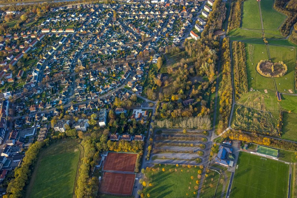 Herringen from the bird's eye view: Autumnal discolored vegetation view town View of the streets and houses of the residential areas in Herringen at Ruhrgebiet in the state North Rhine-Westphalia, Germany