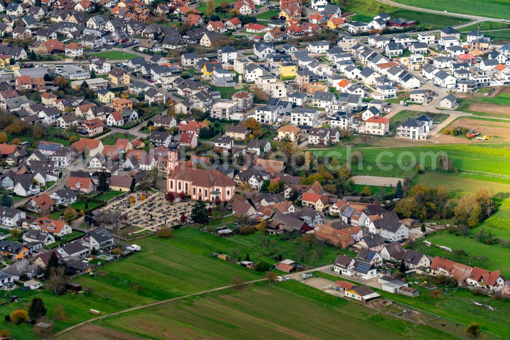 Aerial photograph Oberhausen - Autumnal discolored vegetation view town View of the streets and houses of the residential areas in Oberhausen in the state Baden-Wurttemberg, Germany