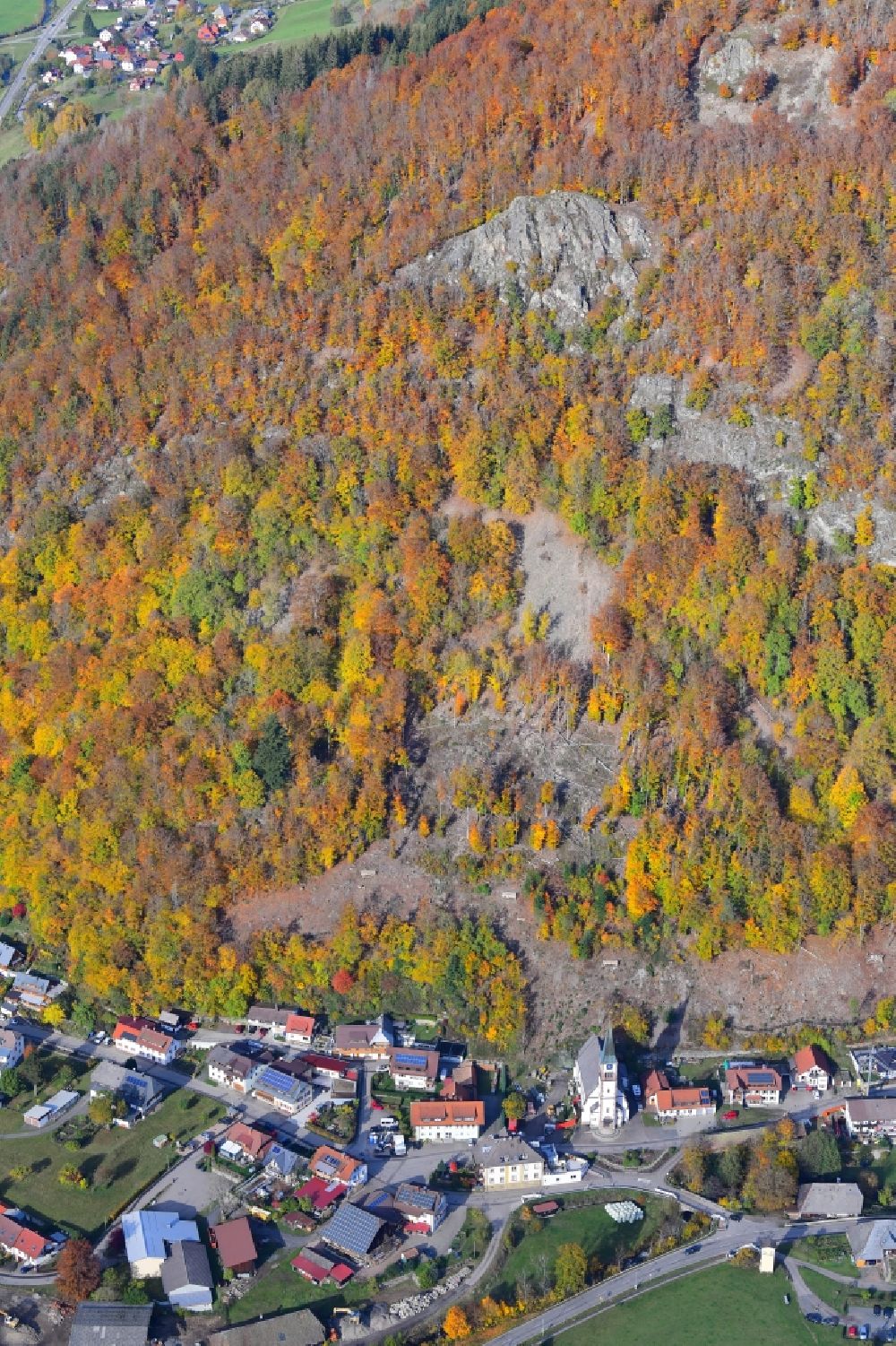 Todtnau from the bird's eye view: Autumnal discolored vegetation and location view of the of residential areas in the valley landscape surrounded by mountains in Geschwend in the state Baden-Wuerttemberg, Germany