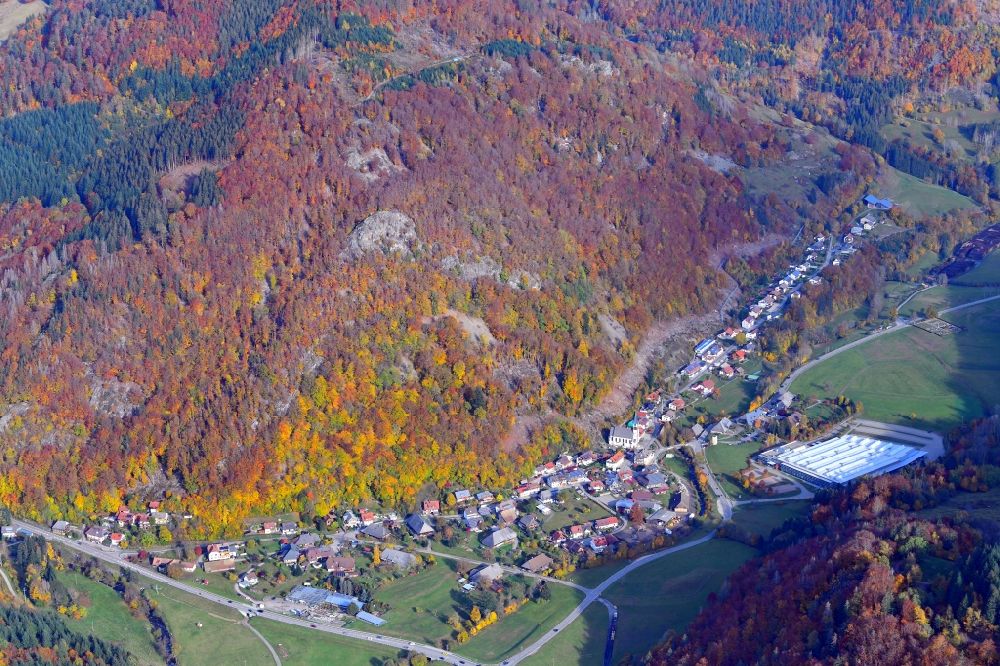 Aerial image Todtnau - Autumnal discolored vegetation and location view of the of residential areas in the valley landscape surrounded by mountains in Geschwend in the state Baden-Wuerttemberg, Germany