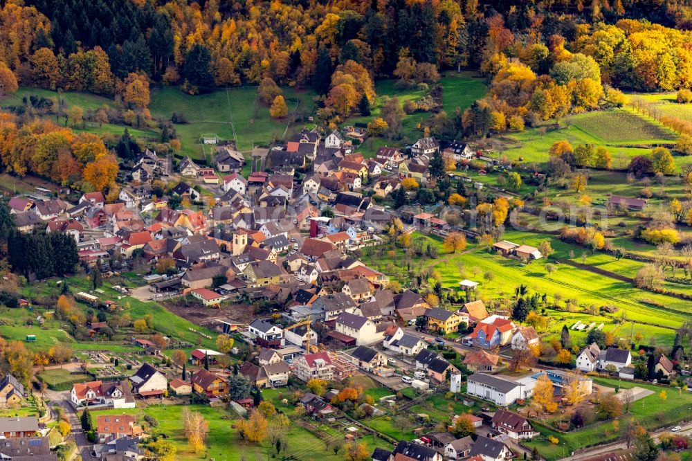 Aerial photograph Wallburg - Autumnal discolored vegetation view town View of the streets and houses of the residential areas in Wallburg in the state Baden-Wuerttemberg, Germany
