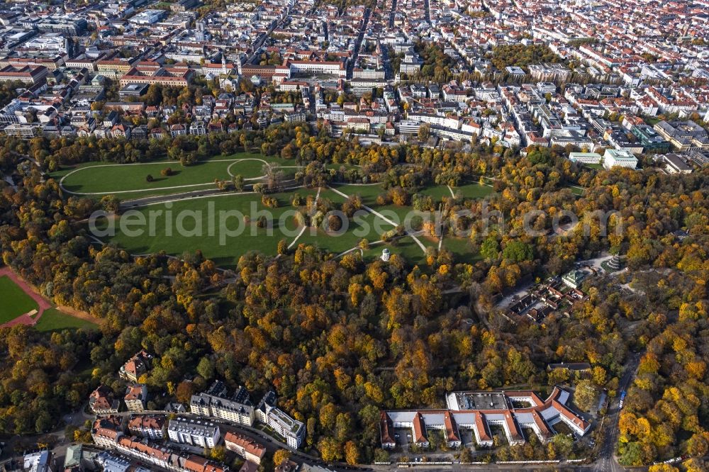 Aerial photograph München - Autumnal discolored vegetation view park of Englischer Garten in the district Altstadt-Lehel in Munich in the state Bavaria, Germany