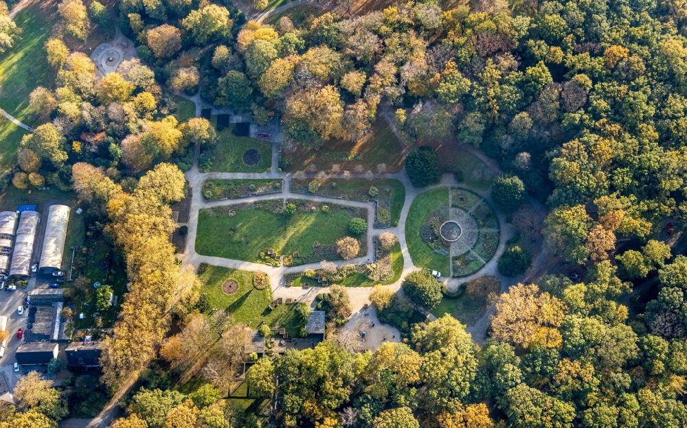 Duisburg from the bird's eye view: Autumnal discolored vegetation view park with playground with sandy areas of Jubilaeumshain on Ziegelhorststrasse in the district Marxloh in Duisburg in the state North Rhine-Westphalia, Germany