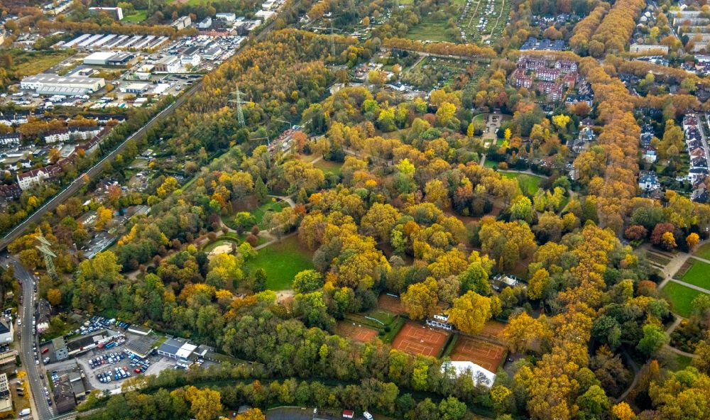 Aerial photograph Gelsenkirchen - Autumnal discolored vegetation view park of Stadtgarten in the district Altstadt in Gelsenkirchen at Ruhrgebiet in the state North Rhine-Westphalia, Germany