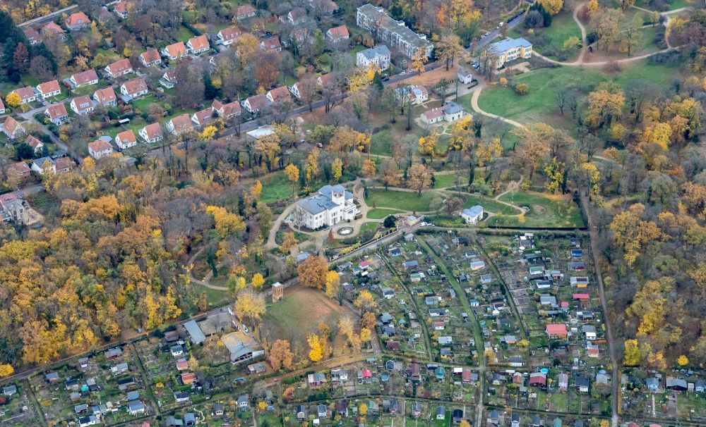 Aerial photograph Potsdam - Autumnal discolored vegetation view park of on Villa Henkel in the district Nauener Vorstadt in Potsdam in the state Brandenburg, Germany