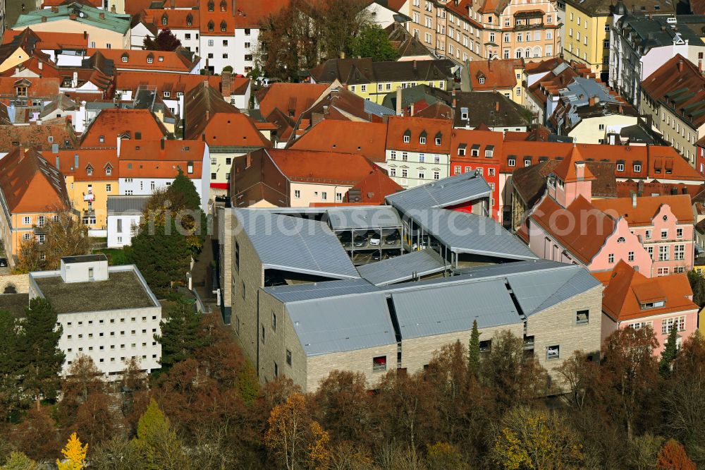 Aerial image Regensburg - Autumnal discolored vegetation view parking garage on Petersweg in the district Innenstadt in Regensburg in the state of Bavaria, Germany