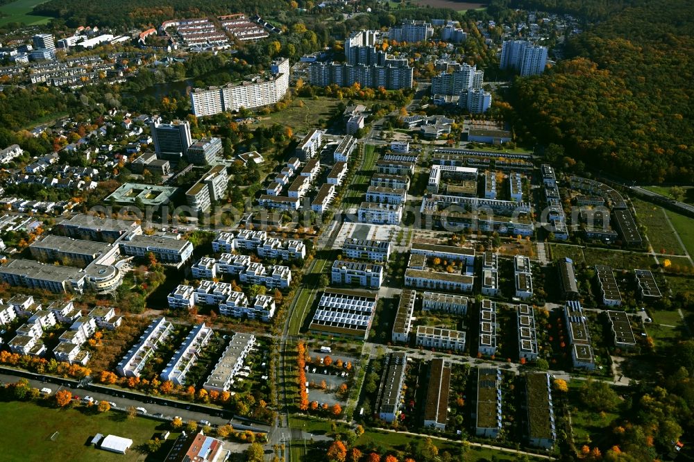 Aerial photograph Darmstadt - Autumnal discolored vegetation view skyscrapers in the residential area of industrially manufactured settlement on Elisabeth-Selbert-Strasse in the district Kranichstein in Darmstadt in the state Hesse, Germany