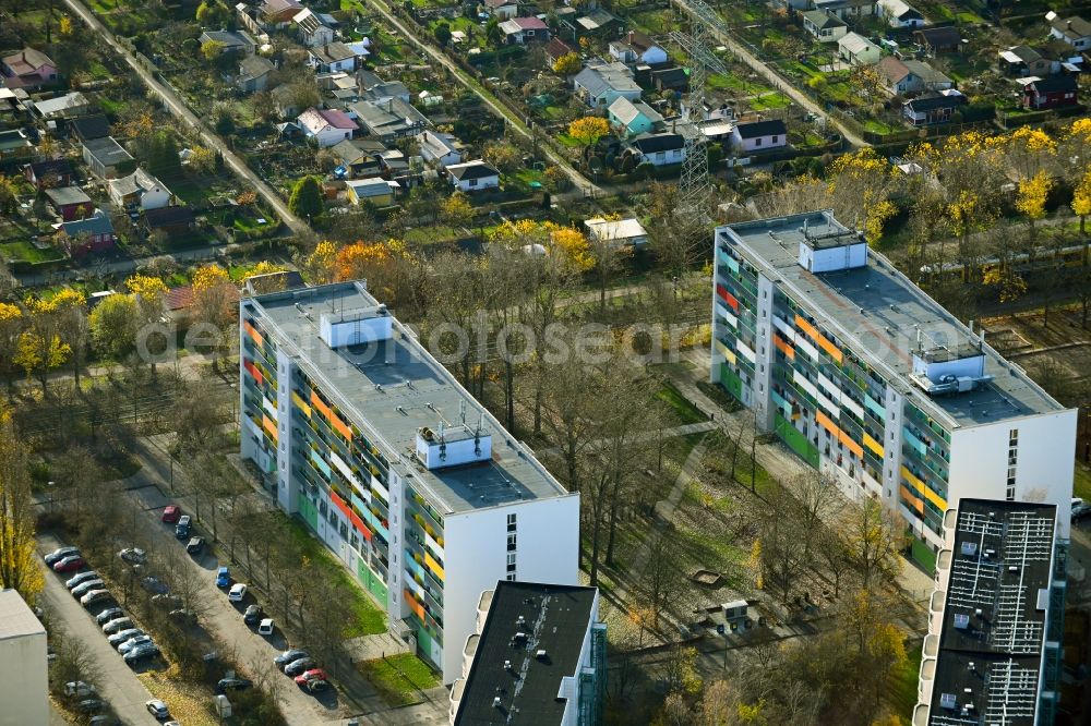 Aerial image Berlin - Autumnal discolored vegetation view skyscrapers in the residential area of industrially manufactured settlement on Matenzeile in the district Neu-Hohenschoenhausen in Berlin, Germany