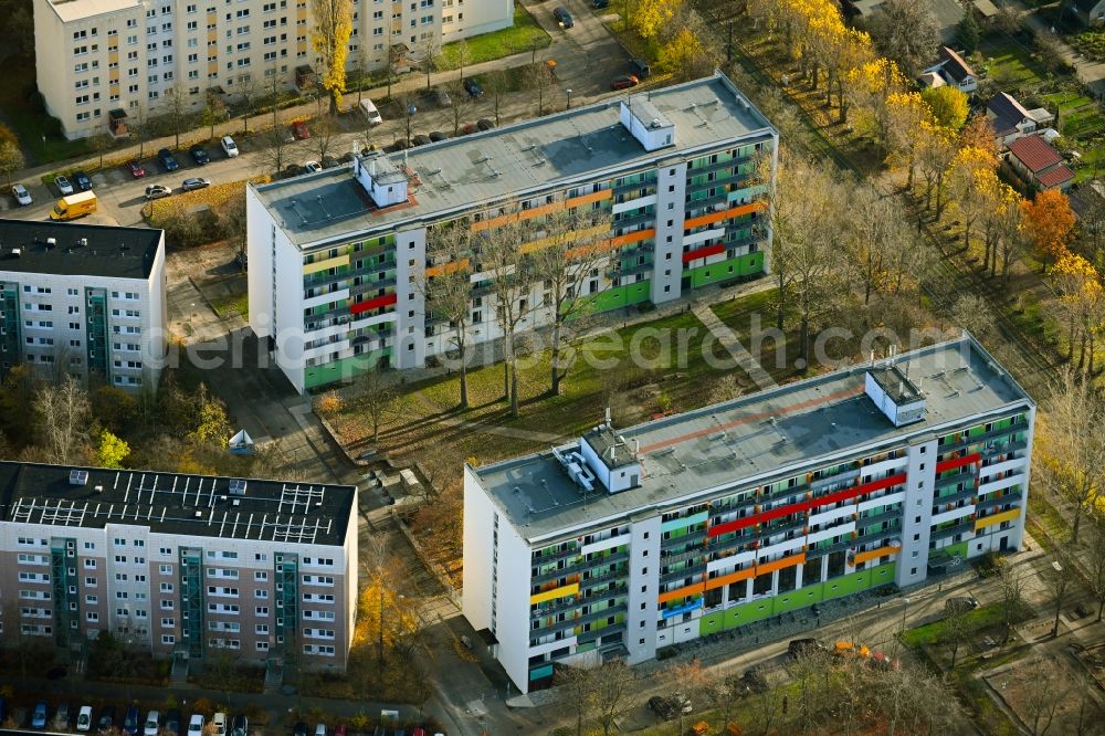 Berlin from above - Autumnal discolored vegetation view skyscrapers in the residential area of industrially manufactured settlement on Matenzeile in the district Neu-Hohenschoenhausen in Berlin, Germany