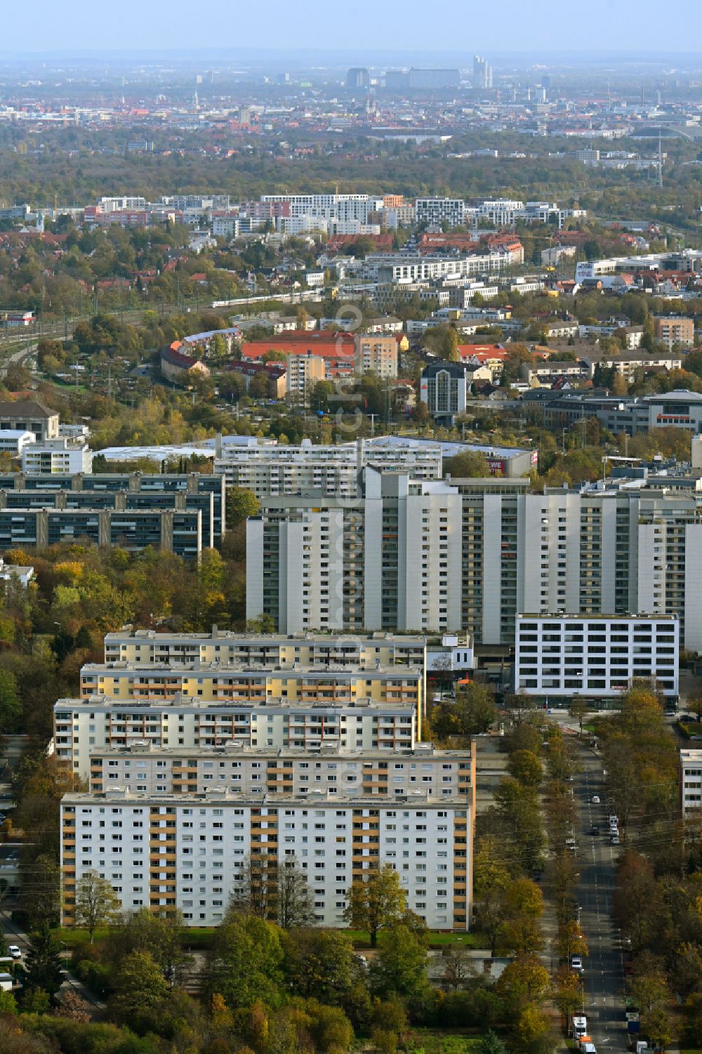 München from the bird's eye view: Autumnal discolored vegetation view residential area of industrially manufactured settlement on street Radolfzeller Strasse in the district Aubing in Munich in the state Bavaria, Germany