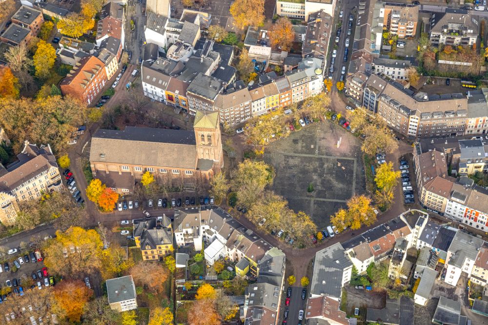 Duisburg from the bird's eye view: Autumnal discolored vegetation view ensemble space an place on place Dellplatz in the district Dellviertel in Duisburg at Ruhrgebiet in the state North Rhine-Westphalia, Germany