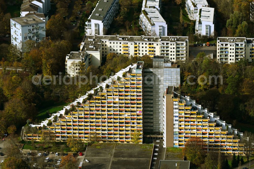 München from the bird's eye view: Autumn colored vegetation view Pyramid-shaped high-rise Pharaoh-Haus on the street Fritz-Meyer-Weg in the district Bogenhausen in Munich in the state Bavaria, Germany