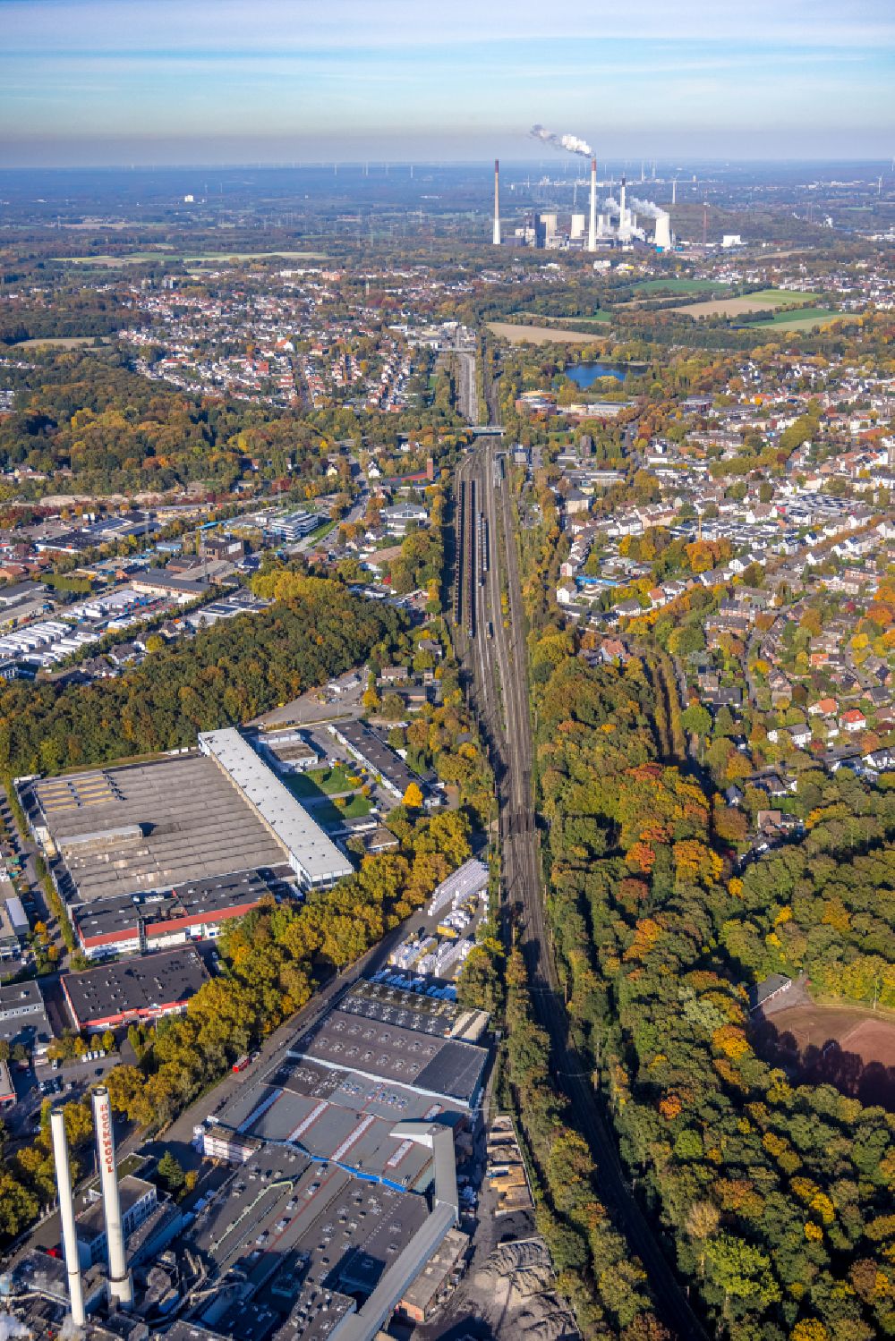 Aerial photograph Gladbeck - Autumnal discolored vegetation view marshalling yard and freight station in Gladbeck at Ruhrgebiet in the state North Rhine-Westphalia, Germany