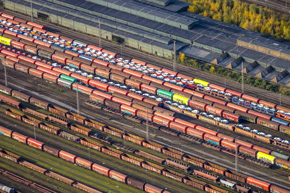 Herne from the bird's eye view: Autumnal discolored vegetation view Marshalling yard and freight station on place Heinz-Ruehmann-Platz in Herne at Ruhrgebiet in the state North Rhine-Westphalia, Germany