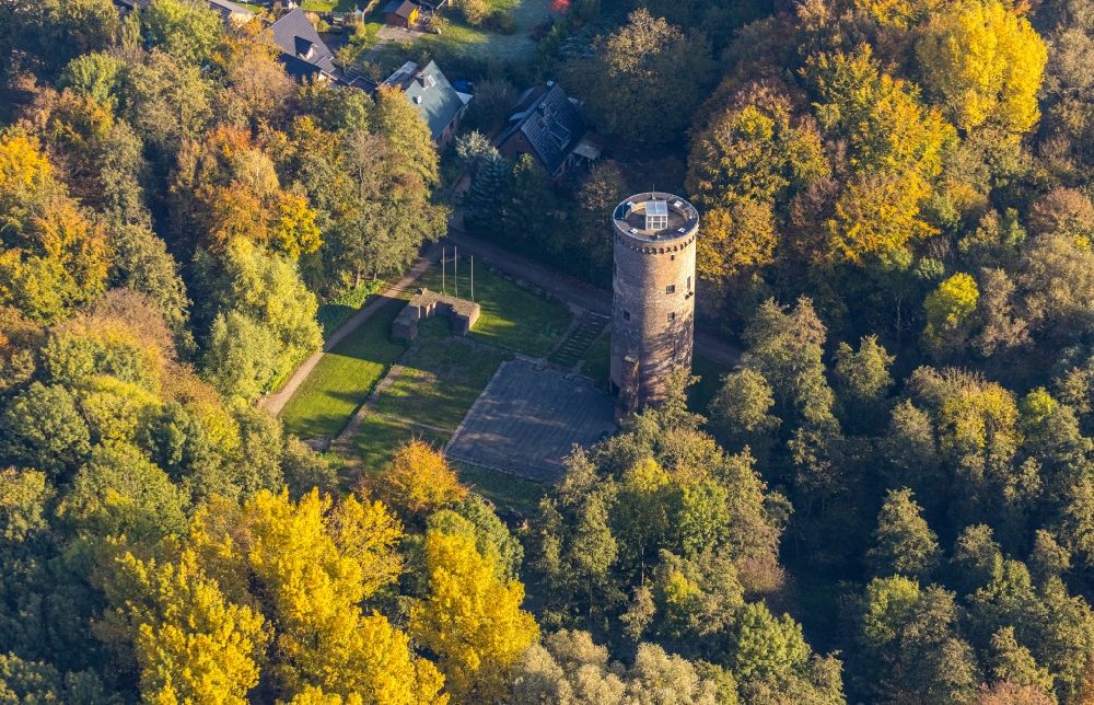 Grefrath from above - Autumnal discolored vegetation view ruins and vestiges of the former castle and fortress Burg Uda in the district Oedt in Grefrath in the state North Rhine-Westphalia, Germany