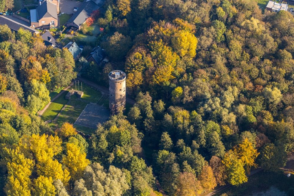 Grefrath from the bird's eye view: Autumnal discolored vegetation view ruins and vestiges of the former castle and fortress Burg Uda in the district Oedt in Grefrath in the state North Rhine-Westphalia, Germany