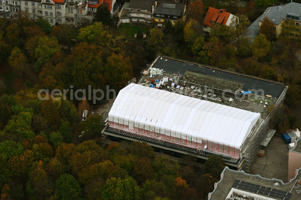 Aerial photograph München - Autumnal discolored vegetation view Construction site for the renovation of the cafeteria Mensa Leopoldstrasse of the Ludwig-Maximilians-University in the district Freimann in Munich in the state Bavaria, Germany