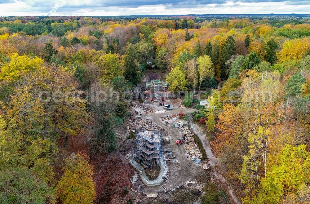Gablenz from the bird's eye view: Autumnal discolored vegetation view building site for the construction and layout of Rakotzensemble in Kromlauer Park park with paths and green areas in Gablenz in the state Saxony, Germany